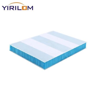 Eine Taschenfeder ist eine einzelne Drahtfeder, die dann in eine Art Stoff oder Material eingehüllt ist.